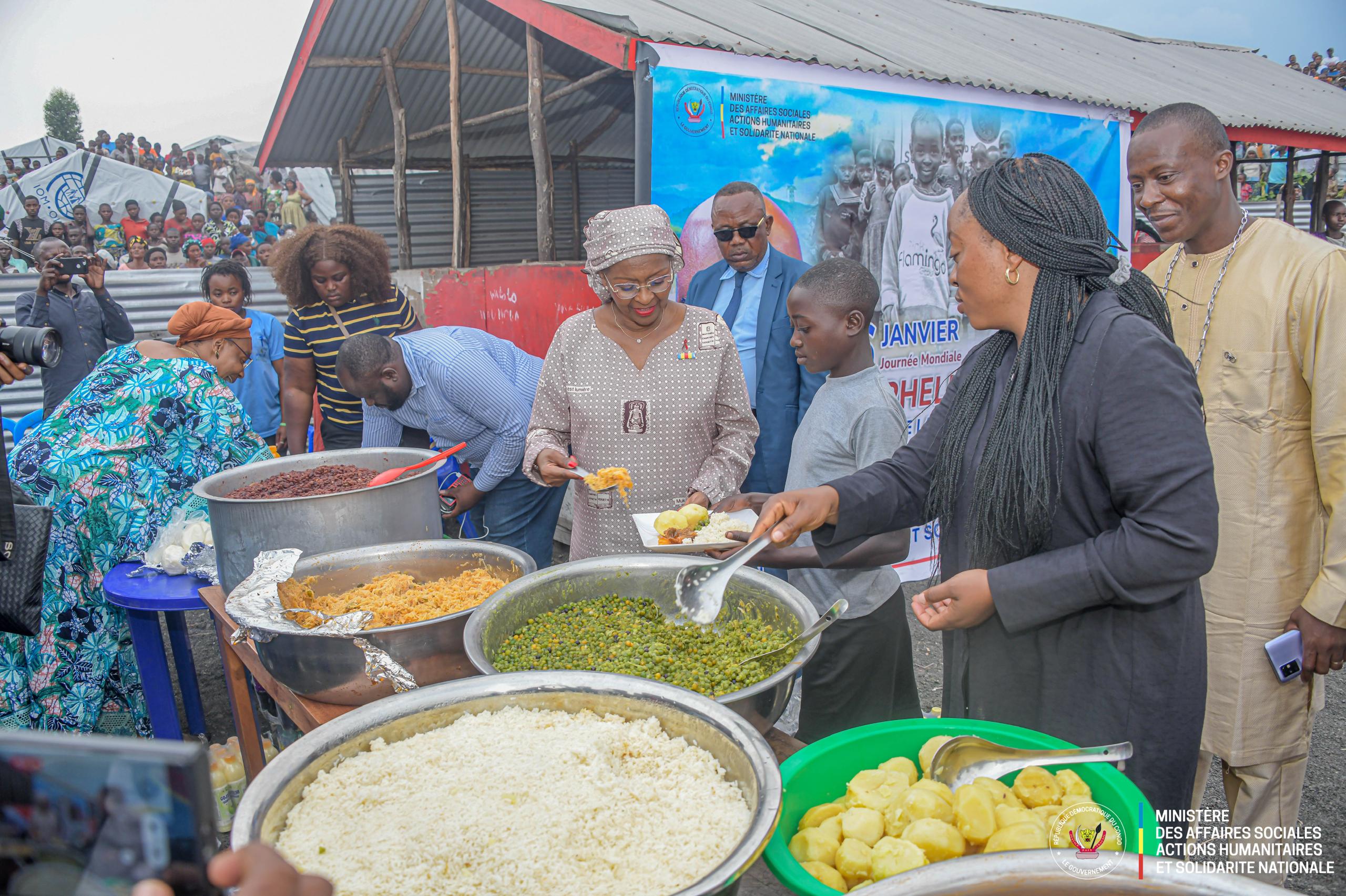 NORD-KIVU – 05 JANVIER 2025 : NATHALIE-AZIZA MUNANA PARTAGÉ UN  REPAS DE CŒUR AVEC LES ORPHELINS DE GUERRE DE  GOMA À LA VEILLE DE LA JOURNÉE MONDIALE DES ORPHELINS DE GUERRE, CÉLÉBRÉE LE 06 JANVIER DE CHAQUE ANNÉE.