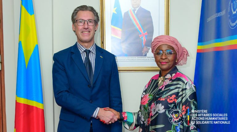 NATHALIE-AZIZA MUNANA a reçu tour à tour l'ambassadeur de la Suède JOAKIN VAVERKA et le représentant de l'ambassadeur de la grande Bretagne PÉTER FERNÁNDEZ, accompagné de ROGER BELLERS et Madame GABU KONGOLO