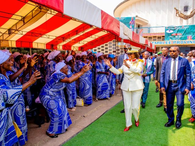 La présidente de la fondation calixte Munana est accueilli par les vulnérables.