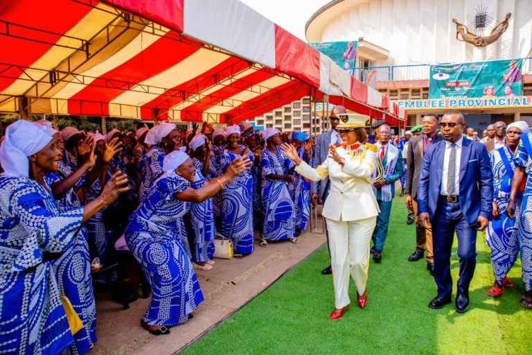 La présidente de la fondation calixte Munana est accueilli par les vulnérables.