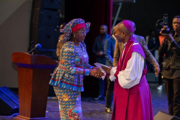 NATHALIE-AZIZA MUNANA AUX CÔTÉS DES ACTEURS SPIRITUELS POUR LA NATION Investiture de l’Archevêque Président de l’Église du Réveil du Congo